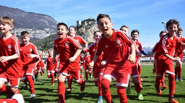 Εγκαινιάζει καλοκαιρινά Football Camps σε συνεργασία με τη Bayern Μονάχου η «Costa Navarino»