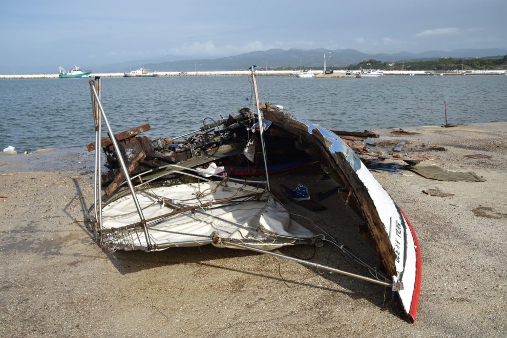 Βούλιαξε βάρκα στο λιμάνι της Κυπαρισσίας, καμία ασφάλεια ελλιμενισμού παρά τα εκατομμύρια ευρώ