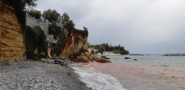 Χρόνο με το χρόνο καταρρέει  το ανατολικό παραλιακό μέτωπο της Καλαμάτας