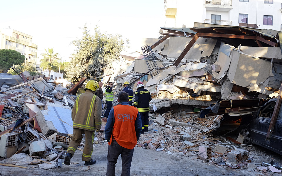 Εικόνες καταστροφής και απόγνωσης στην Αλβανία – Στους 20 μέχρι στιγμής οι νεκροί