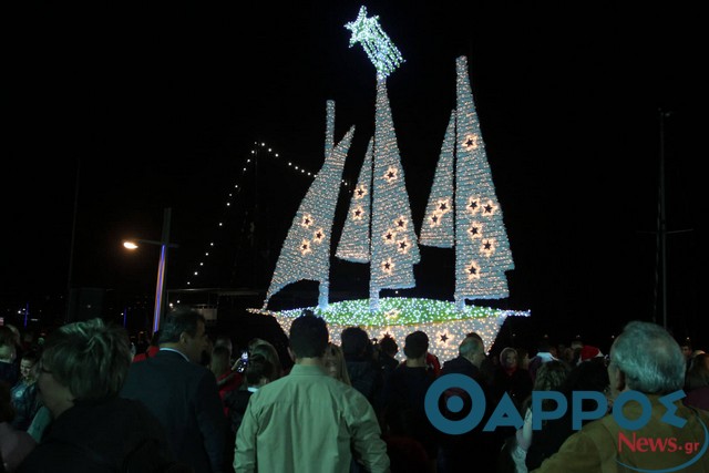 Φωταγωγήθηκε το καράβι στο λιμάνι της Καλαμάτας