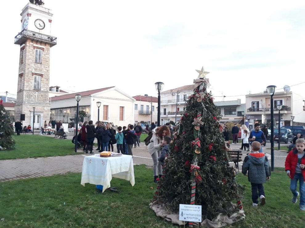 Χριστουγεννιάτικα δέντρα σχολείων ομορφαίνουν την πόλη των Φιλιατρών