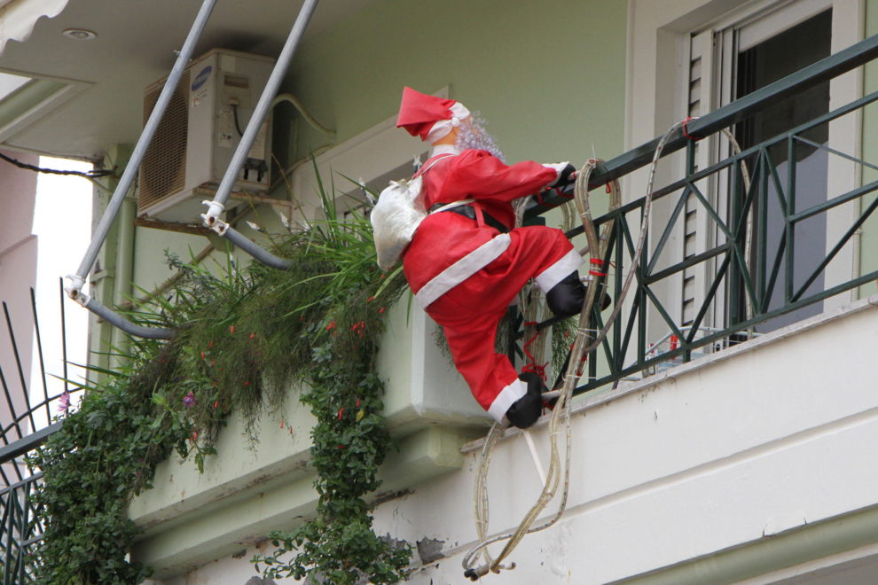 Χριστουγεννιάτικη διακόσμηση κτηρίων στην Καλαμάτα