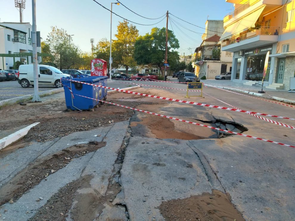 Άνοιξε η γη στην οδό Καλλιπατείρας