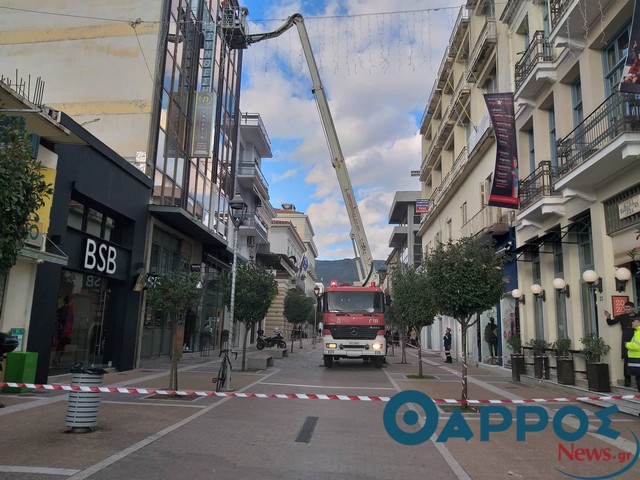 Αριστομένους: Πυροσβέστες έσπασαν και απομάκρυναν τα επικίνδυνα τζάμια (φωτογραφίες και βίντεο)