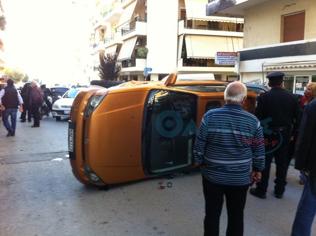 Αυτοκίνητο ντελάπαρισε στο κέντρο της Καλαμάτας (φωτογραφίες)