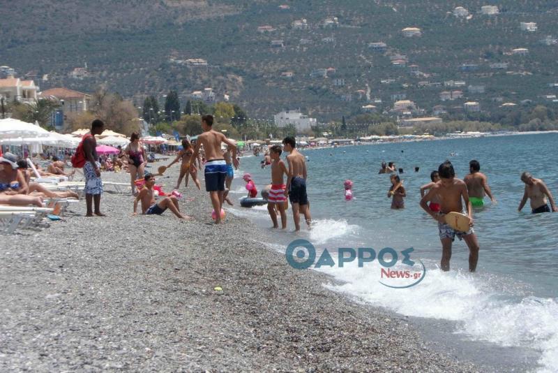 Η θερμοκρασία όλο και σκαρφαλώνει, μόνη λύση η παραλία