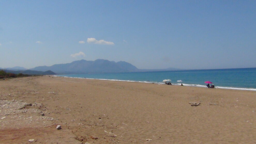 Χωρίς καντίνες, φεύγει ο κόσμος  και ερημώνουν οι παραλίες… (φωτογραφίες)