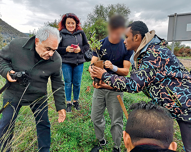 Προσφυγόπουλα βοήθησαν στην αναδάσωση της Αρχαίας Μεσσήνης