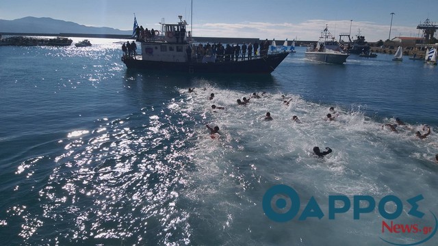 Ένας 13χρονος έπιασε το Σταυρό στην Καλαμάτα (βίντεο)