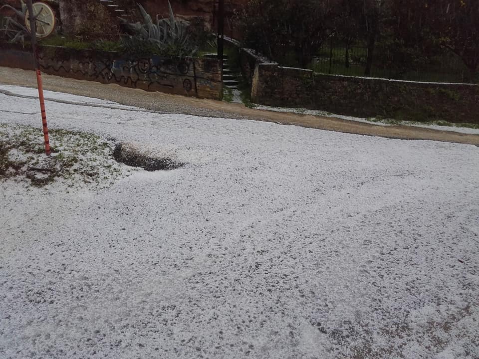 Έντονη χαλαζόπτωση σε διάφορες περιοχές κοντά στην Καλαμάτα