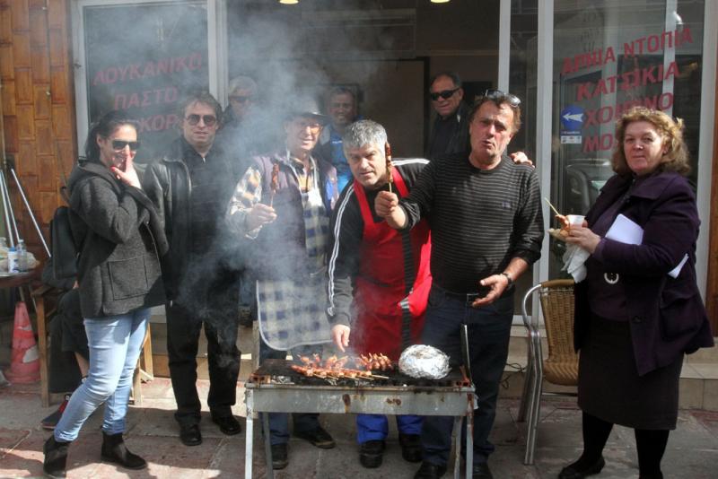 Εορτασμός της Τσικνοπέμπτης στη Μεσσήνη με το άρμα του Μπεκρή, τσικνίσματα και λιώσιμο παστού