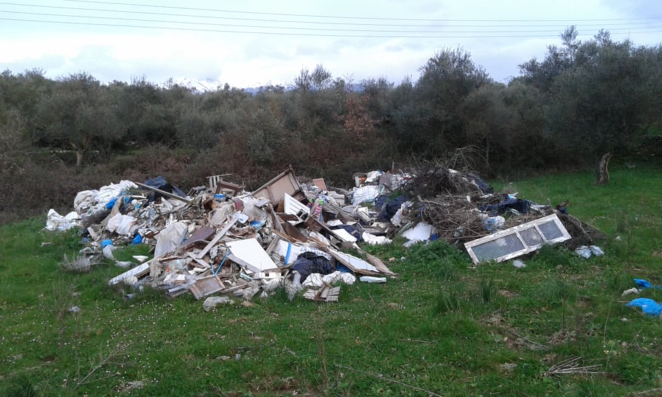 Αυτοσχέδιοι σκουπιδότοποι ξεφυτρώνουν στη Μάνη