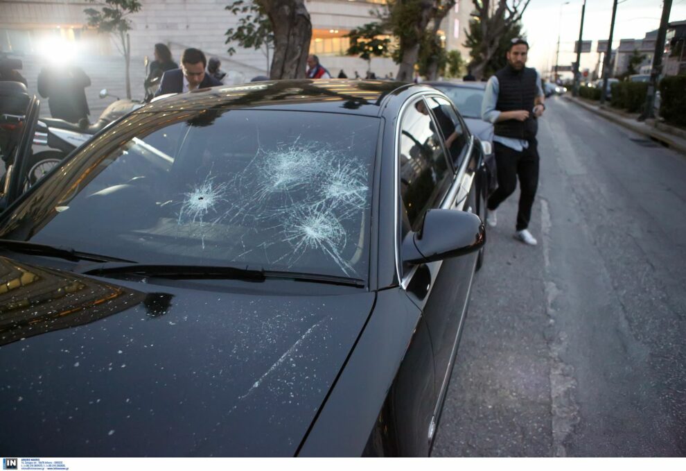 Επίθεση αντιεξουσιαστών σε εκδήλωση που βρίσκονταν ο Αντώνης Σαμαράς και ο Βασίλης Κικίλιας