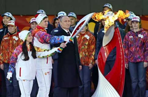 Με αναπτήρα άναψαν την Ολυμπιακή Φλόγα οι Ρώσοι! (βίντεο)