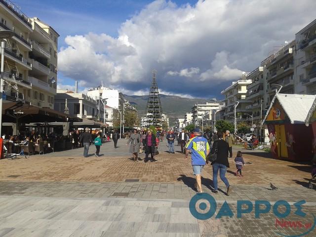 Πολύς ο κόσμος στην Καλαμάτα,  αλλά μειωμένος ο τζίρος στα καταστήματα