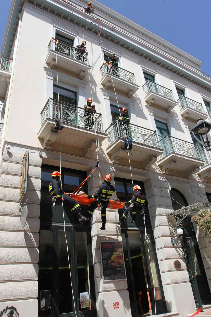 Εντυπωσιακή άσκηση της Πυροσβεστικής  στο Δημαρχείο Καλαμάτας και στο «Ρεξ» (φωτογραφίες & βίντεο)