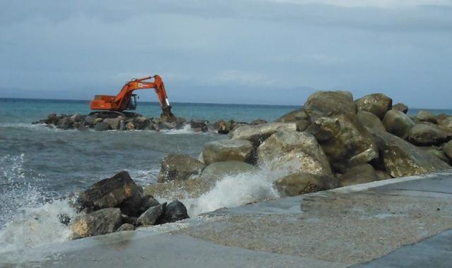 Με κυματοθραύστες η προστασία των ακτών στην Αίπεια