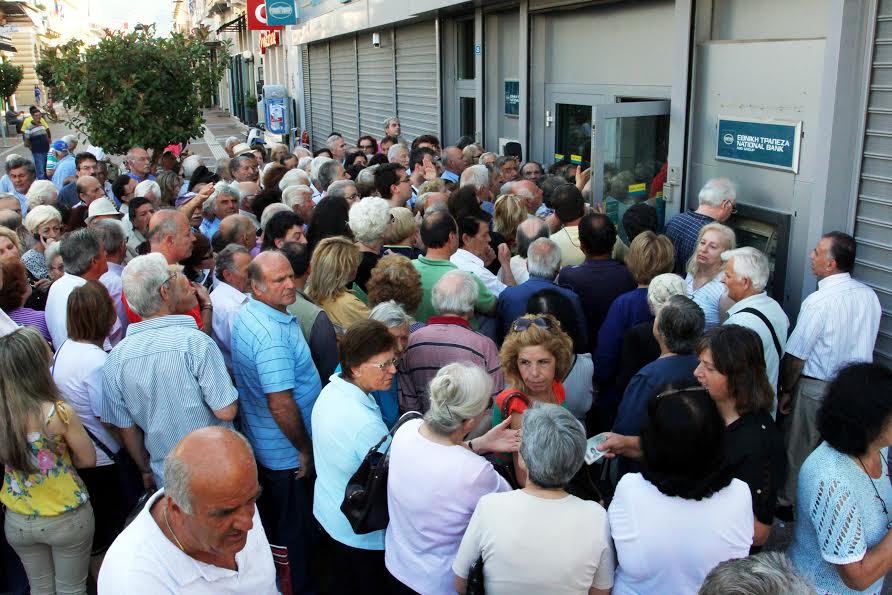 Δεν ανοίγουν όλες οι τράπεζες τη Δευτέρα –Οι κινήσεις που θα μπορεί να κάνει κάποιος