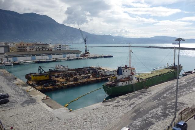 Συνεπικουρεί στην απομάκρυνση των κατασχεθέντων πλοίων ο Μητροπολίτης Μεσσηνίας