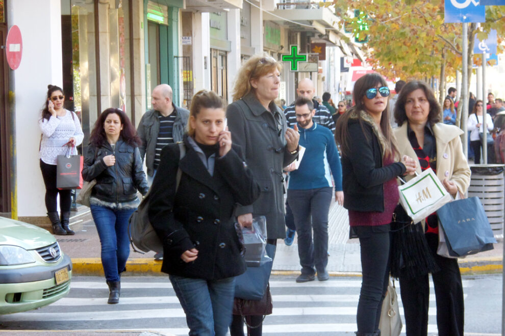 Το εορταστικό ωράριο για σήμερα, την Κυριακή θα ανοίξουν πάλι τα καταστήματα