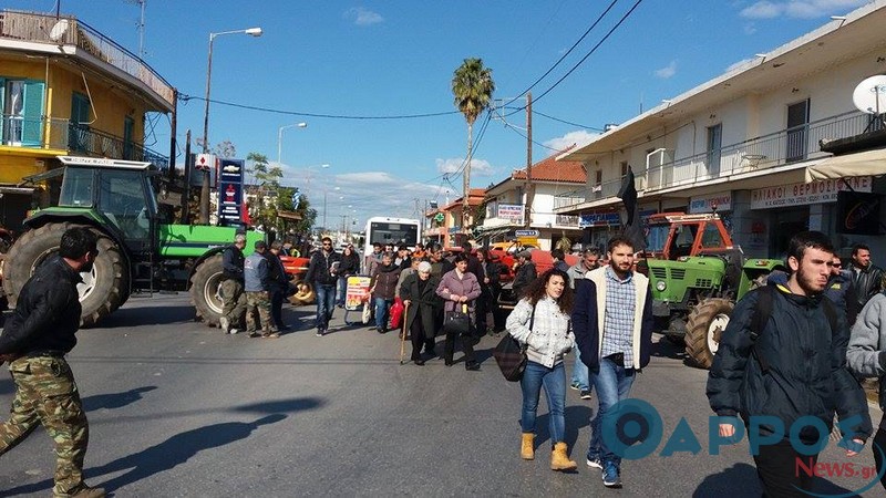 Παραμένει το μπλόκο των αγροτών στο Ασπρόχωμα, δηλώνουν αποφασισμένοι να μείνουν (φωτογραφίες και βίντεο)