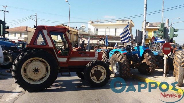 Επέστρεψαν στο Ασπρόχωμα οι αγρότες και έκλεισαν το δρόμο (φωτογραφίες)