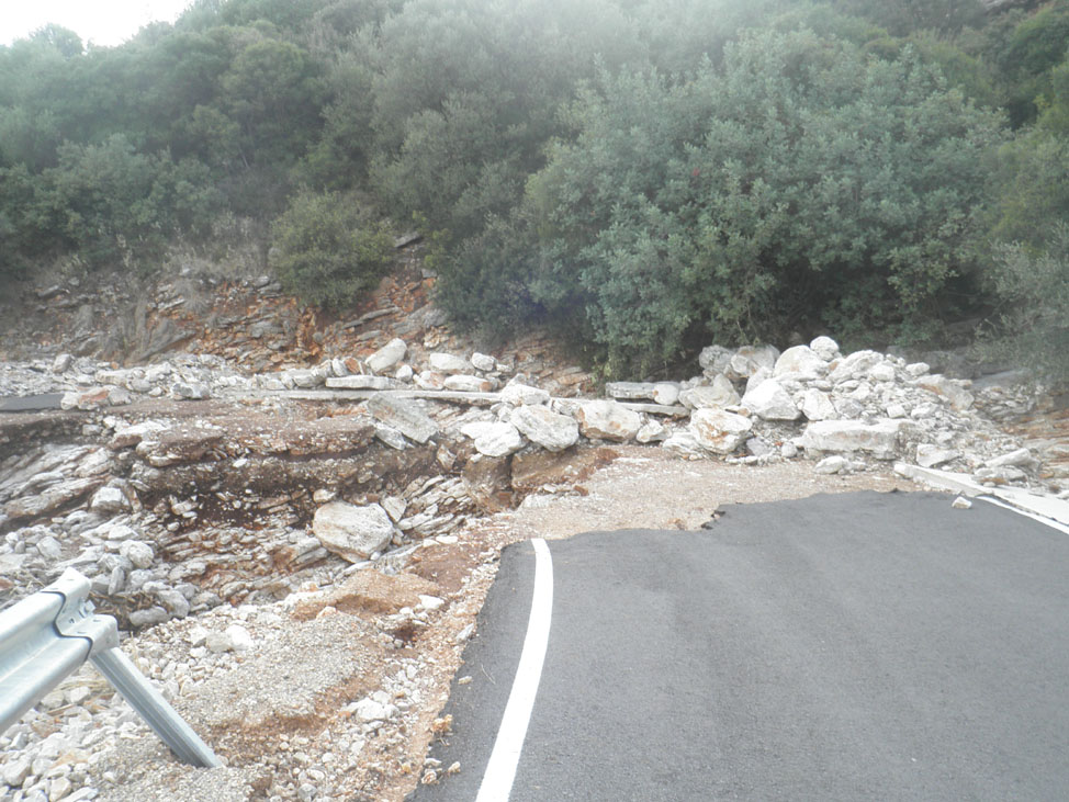 Σαν τσιγαρόχαρτο διαλύθηκε ο δρόμος στο Κακοπέτρι (φωτογραφίες)