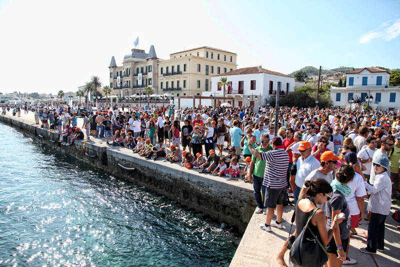 15.000 κόσμου σε 3 ημέρες στις Σπέτσες… Στην Καλαμάτα;