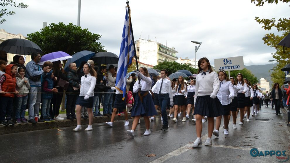 Με άστατο καιρό πραγματοποιήθηκε η παρέλαση στην Καλαμάτα (φωτογραφίες)