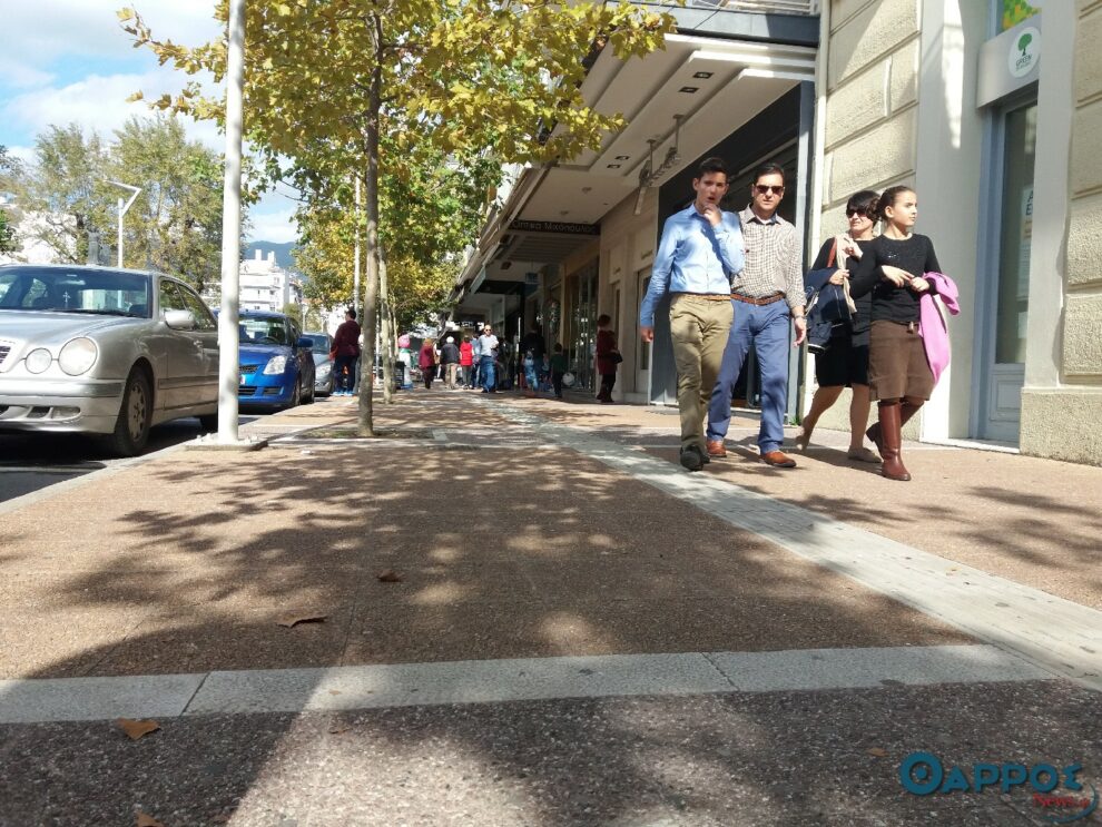 Με ανοιχτά μαγαζιά η Κυριακάτικη βόλτα στο κέντρο της Καλαμάτας (φωτογραφίες)