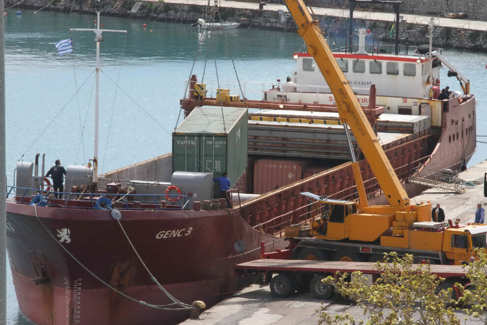 Στην πυρά τσιγάρα σε 11 κοντέινερ πριν κριθούν λαθραία – Χρεωμένο κατά 20 εκ. ευρώ το ελληνικό δημόσιο