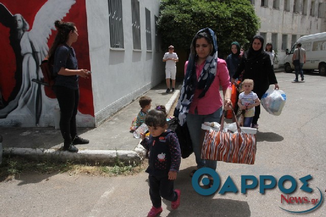 Χωρίς αντιδράσεις και με ικανοποίηση οι 19 μετανάστες μεταφέρθηκαν από την Καλαμάτα στην Κυλλήνη