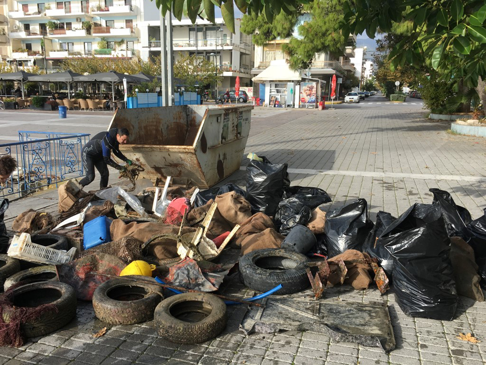 Εθελοντές καθάρισαν το βυθό του λιμανιού της Καλαμάτας