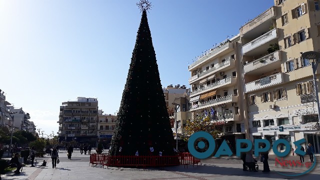Με το δικό τους τρόπο «στόλισαν» το χριστουγεννιάτικο δέντρο της πλατείας μέλη του ΠΑΜΕ
