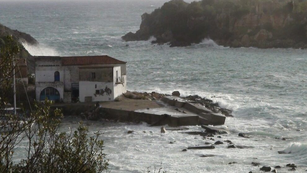 Στο σκοτάδι και στο κρύο η μισή Καρδαμύλη από τη χθεσινή κακοκαιρία