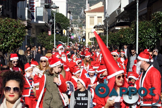 Santa Fun Καλαμάτας: Έβαλαν τις στολές τους και βγήκαν για καλό σκοπό