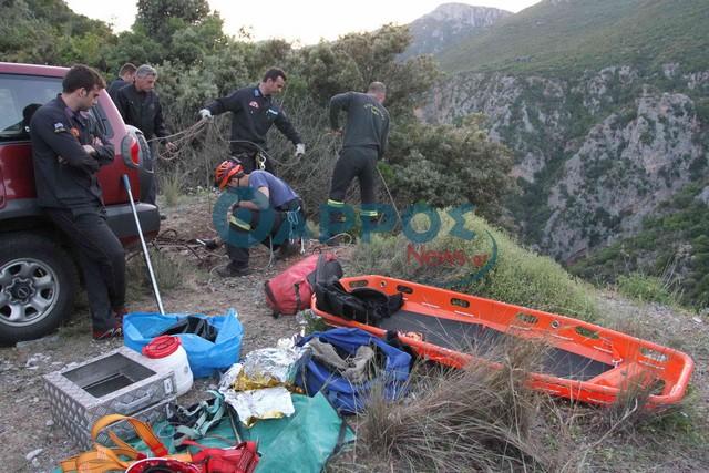 Υπεράνθρωπες προσπάθειες για την ανάσυρση του πτώματος από τους «5 δρόμους» (φωτογραφίες)