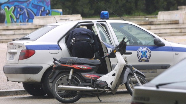 Συνελήφθη γιατί ο γιος του οδηγούσε μηχανάκι χωρίς δίπλωμα