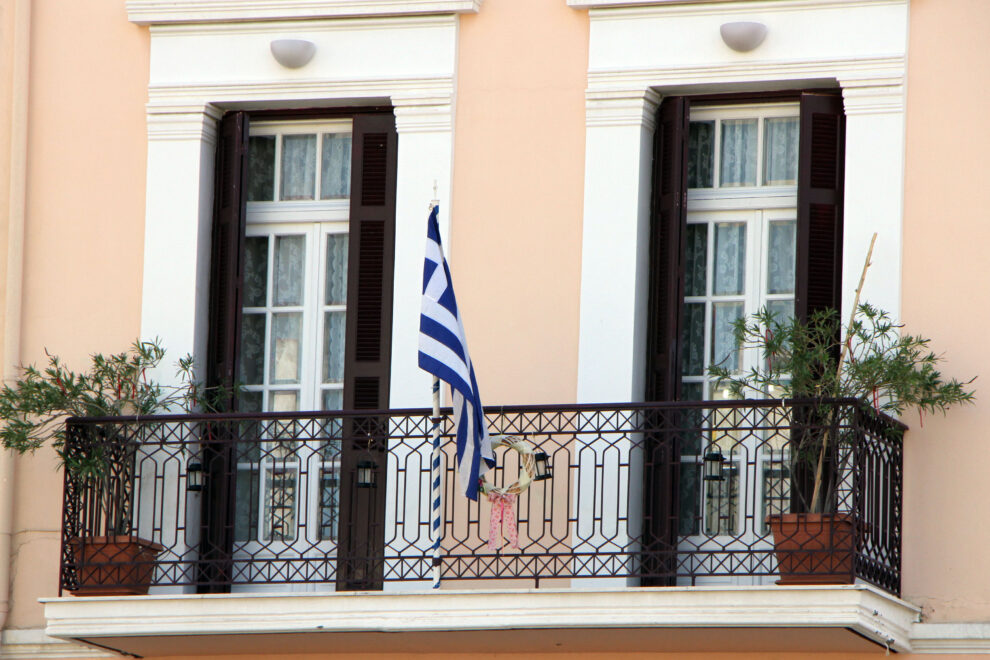 Βάλτε σημαίες στα μπαλκόνια σας