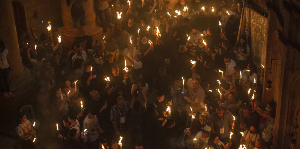 Με λαμπρότητα η τελετή αφής του Αγίου Φωτός στα Ιεροσόλυμα