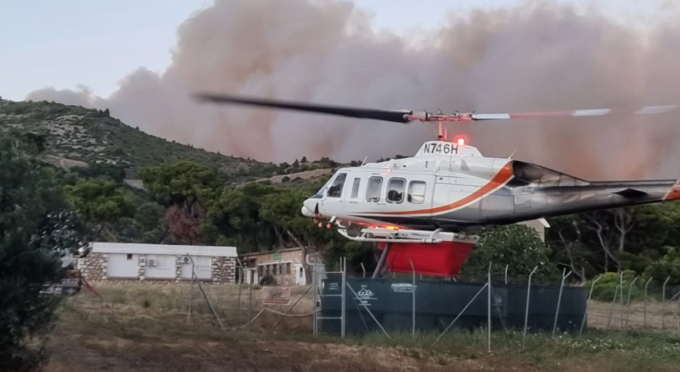 Φλέγεται η Πεντέλη: Εκκενώνονται Ανθούσα, Ντράφι, Διώνη και Δασαμάρι