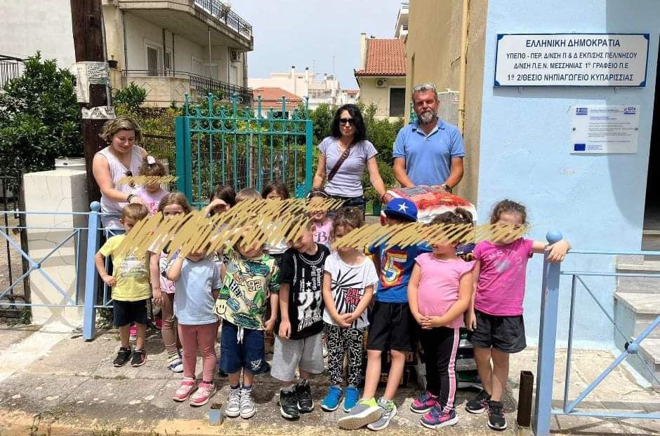 Παιδιά του 1ου Νηπιαγωγείου Κυπαρισσίας έδωσαν τροφή για τα αδέσποτα της πόλης