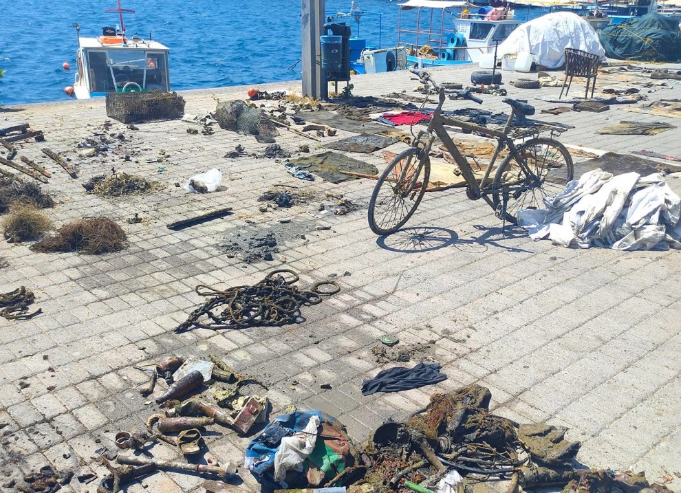 Aegean Rebreath: Ποδήλατο, ηχεία και υλικά μιας χρήσης περισυνέλλεξε από το βυθό του λιμένα Καλαμάτας
