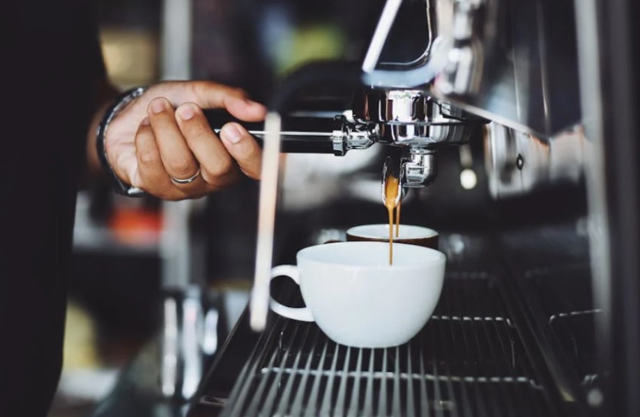 Εστίαση δύο ταχυτήτων φέρνει  η νέα αύξηση ΦΠΑ στο σερβιριζόμενο καφέ