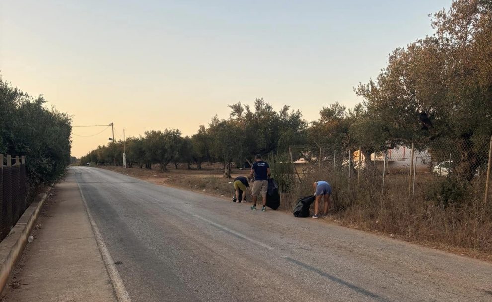 Εθελοντές καθάρισαν το σκουπιδαριό εκατέρωθεν του δρόμου Φιλιατρών – Αγίας Κυριακής