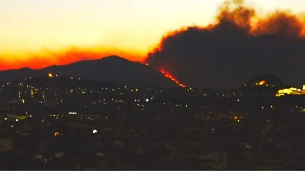 Ανεξέλεγκτη η φωτιά στη Βορειοανατολική Αττική: Πέρασε στην Πεντέλη