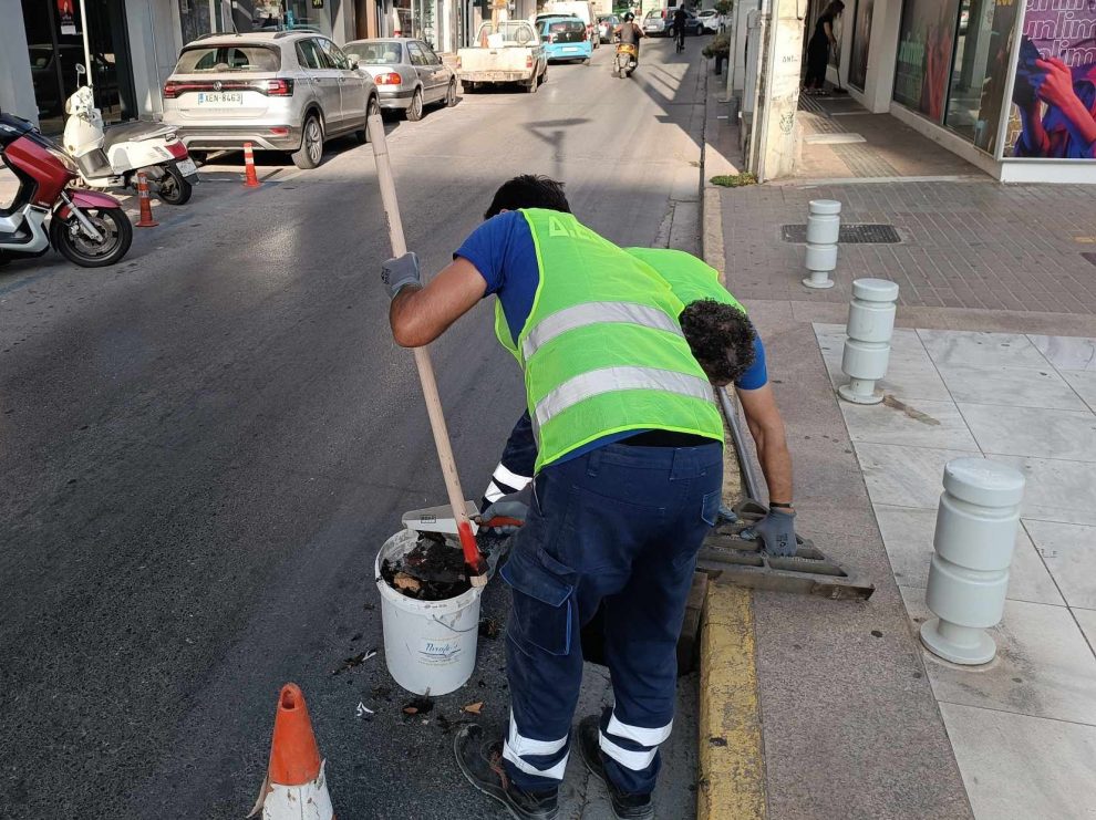 Φρεάτια ομβρίων καθαρίζει η ΔΕΥΑ Καλαμάτας εν όψει φθινοπώρου