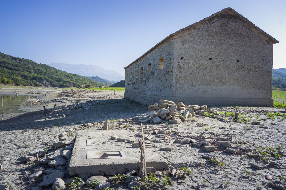 Η ξηρασία αποκάλυψε βυθισμένο οικισμό στην τεχνητή λίμνη του Πουρναρίου