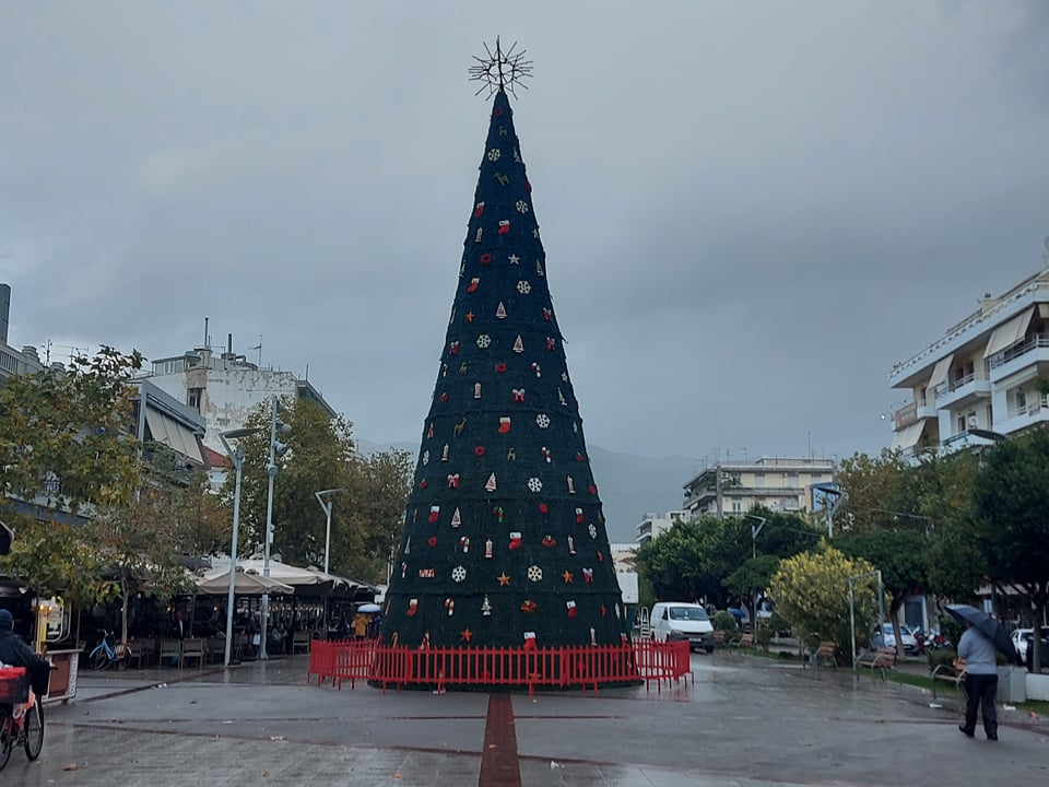 Έρχεται νέο χριστουγεννιάτικο  δέντρο στην πλατεία της Καλαμάτας